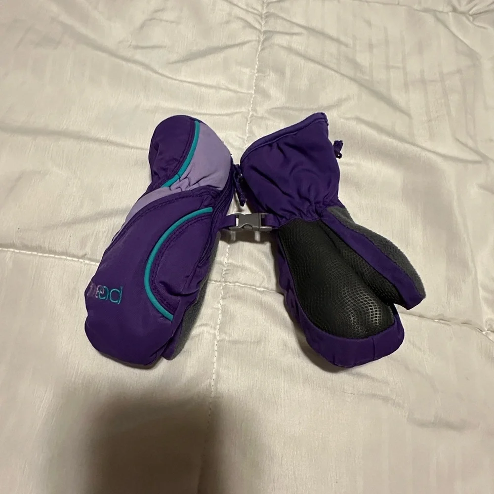 Girls purple mittens.